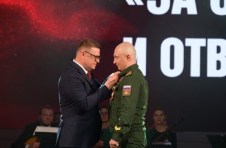 На торжественном концерте к юбилею Великой Победы Алексей Текслер вручил награды героям спецоперации и волонтерам