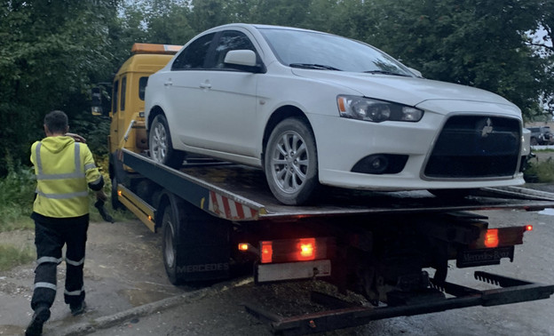 Приставы арестовали Mitsubishi Lancer кировского должника с долгом в 900 тысяч рублей