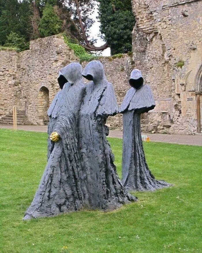 24. Скульптуры в заброшенном аббатстве в Англии