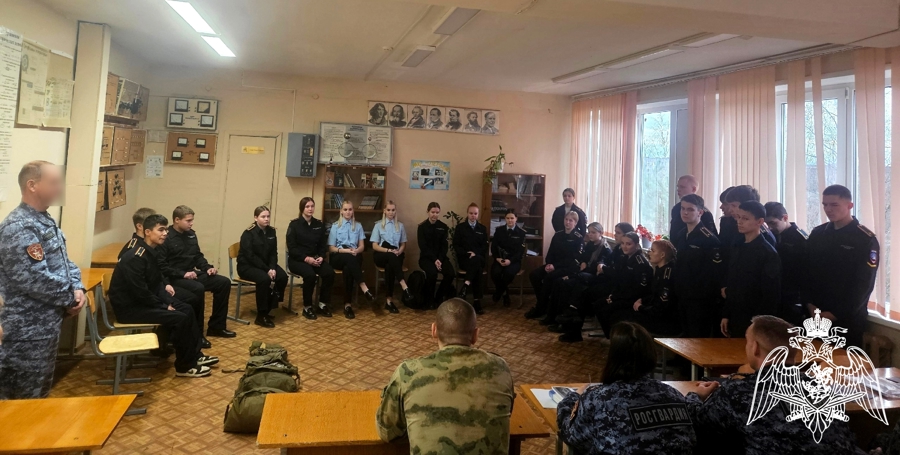 Новгородские росгвардейцы приняли участие в Дне призывника и провели для молодежи соревнования по РХБЗ защите