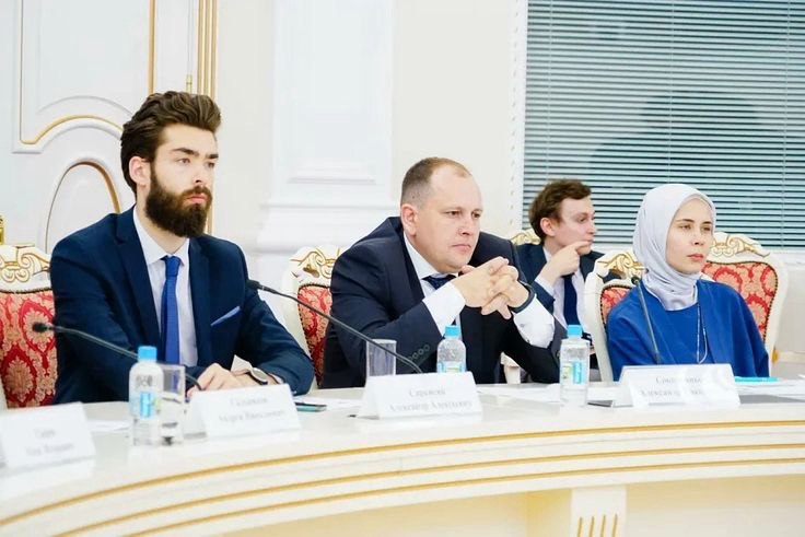 В Минобрнауки вручили благодарности и ведомственные награды специалистам МГЛУ