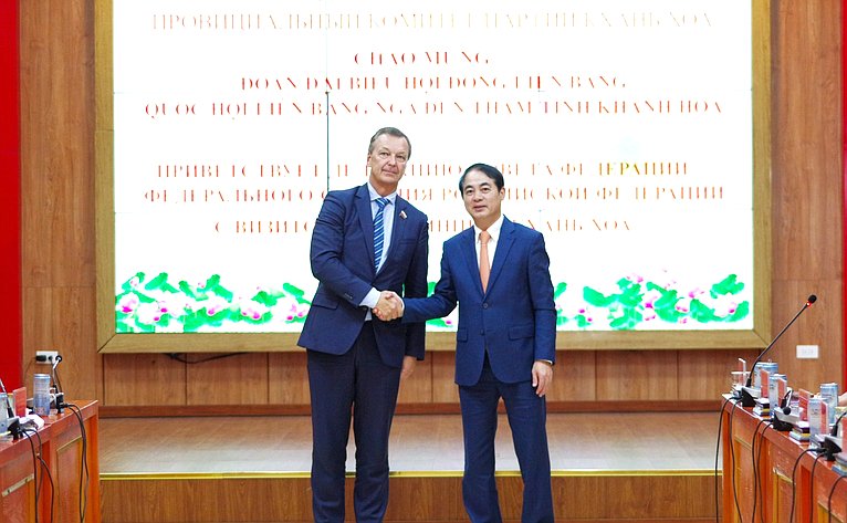 Делегация Совета Федерации во главе с первым заместителем Председателя СФ Андреем Яцкиным в рамках визита во Вьетнам встретились с руководством Народного комитета провинции Кханьхоа