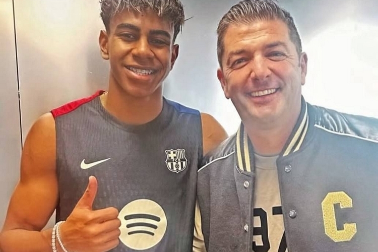 Совместное фото Артиги со звездой «Барселоны» Ламином Ямалем