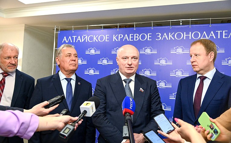 В Парламентском центре Алтайского края состоялось выездное заседание Комитета СФ по конституционному законодательству и государственному строительству и Комитета СФ по федеративному устройству, региональной политике, местному самоуправлению и делам Севера