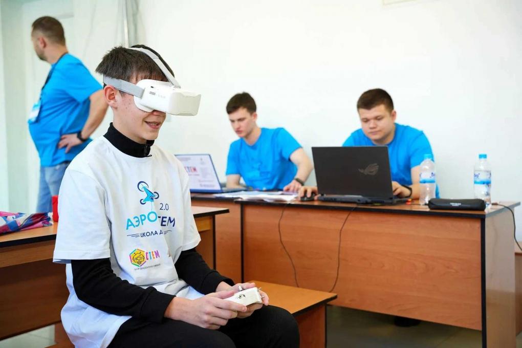 Более 100 омских школьников приняли участие в ИТ-чемпионате «АэроСТЕМ»