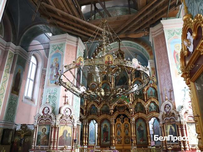 Пятиярусный иконостас сохранился со времени постройки храма