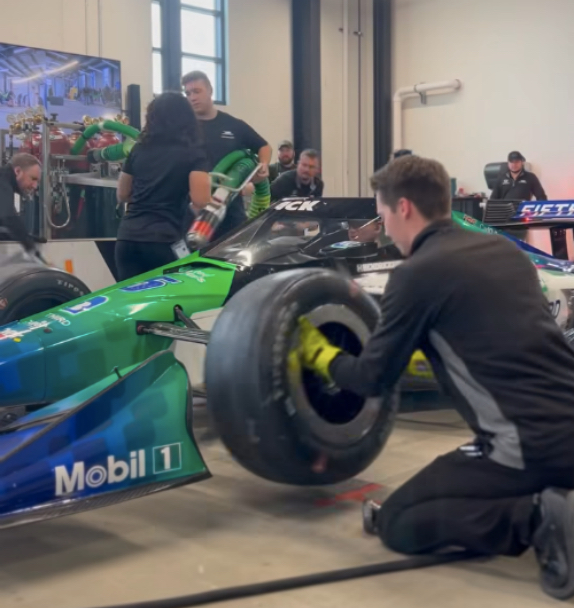 Тренировка пит-стопов на базе RLL Racing, стоп-кардр из видео команды