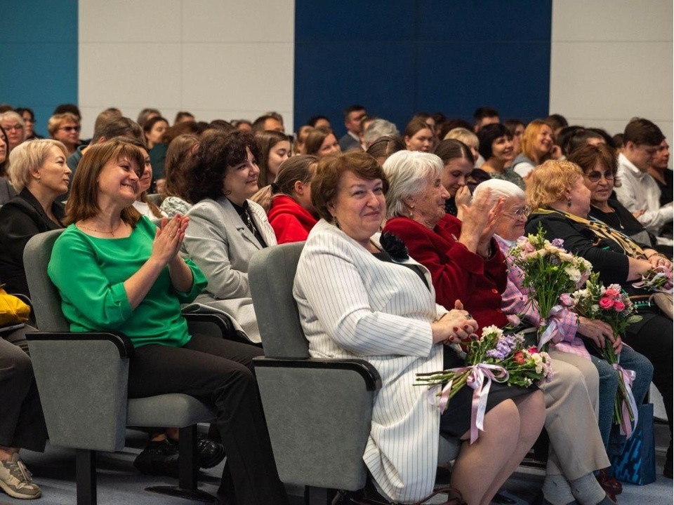 Педагогов Реутова поздравили с Днем учителя