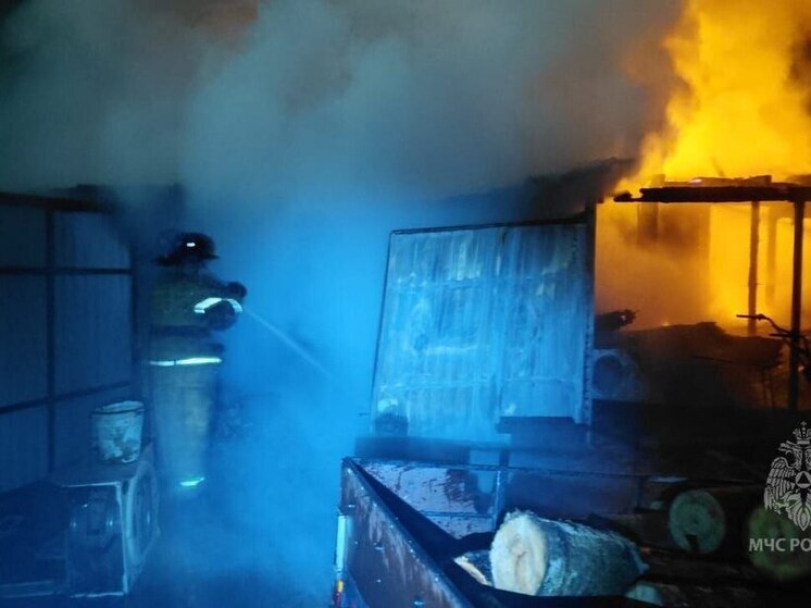 В Сухобузимском районе сгорели хозпостройки и автомобиль