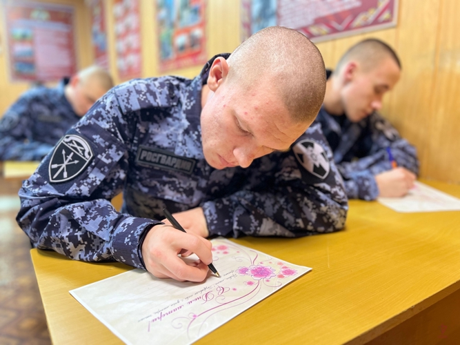 Юноши, проходящие службу в калининградском полку Росгвардии, поздравили своих матерей с праздником (видео)