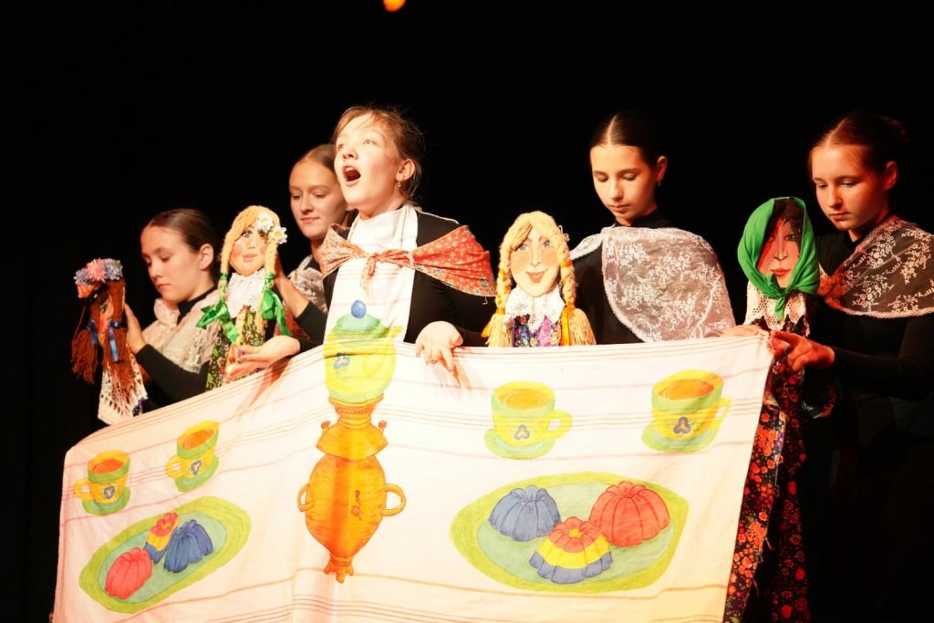 Ученики школы №1257 сыграли в спектакле в МГТУ-МАСИ. Фото: страница школы №1257 в социальных сетях