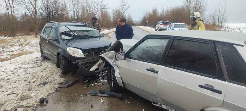 В Курской области лобовое столкновение 2 автомобилей привело к серьезным повреждениям