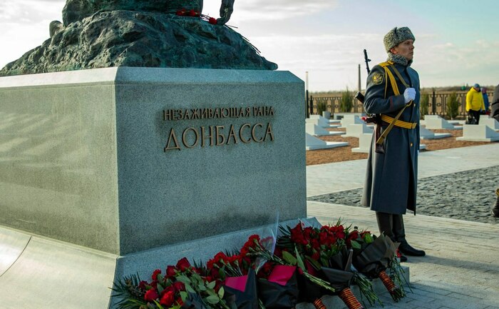 Мемориал рана донбасса. Мемориальный комплекс незаживающая рана Донбасса. Мемориал незаживающая рана Донбасса в Луганске. Памятник незаживающая рана Донбасса. Мемориальное кладбище незаживающая рана Донбасса до восстановления.