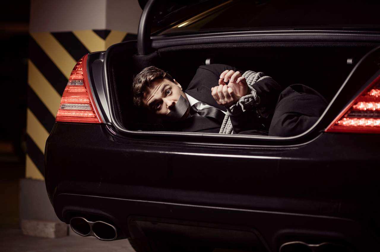 Бородатые мужчины похитили человека в Москве на глазах у толпы (ВИДЕО)