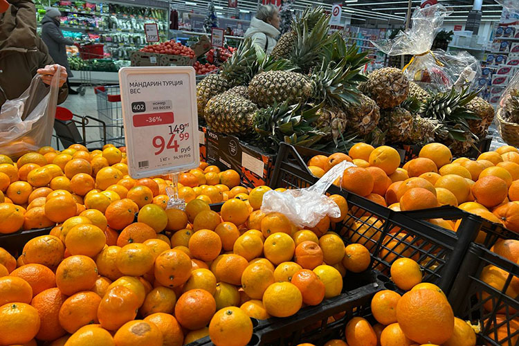 Как и в магазине региональной сети, у федерального ретейлера заметно снизились в цене овощи и фрукты