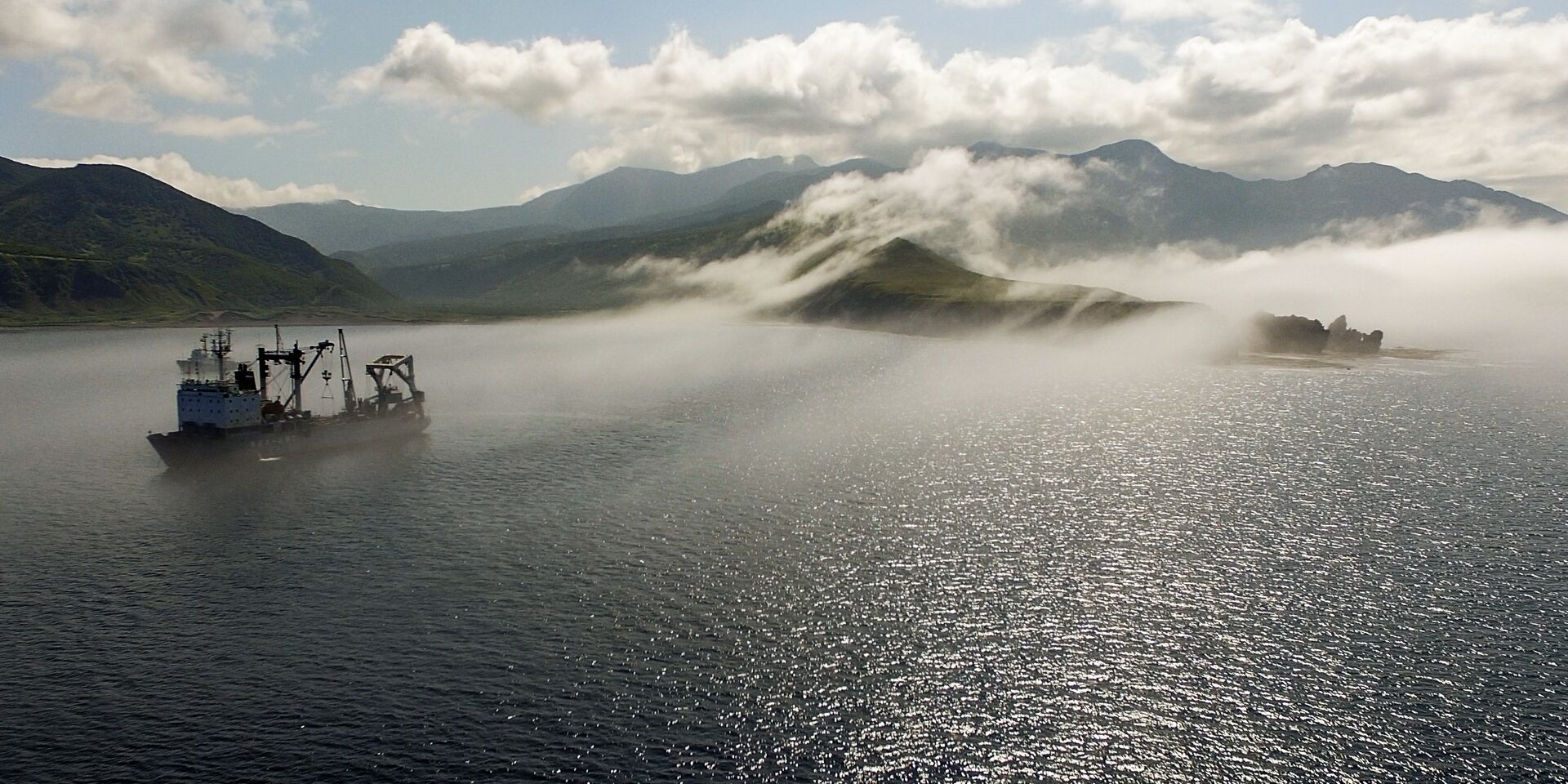Килекторное судно Тихоокеанского флота на рейде в Новокурильской бухте острова Уруп - ИноСМИ, 1920, 02.12.2025