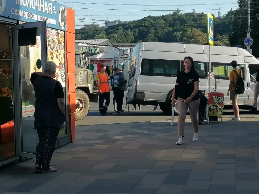 Колхозная площадь смоленск дом 6 помещение 2. Сбербанк на колхозной площади. Сбербанк на колхозной площади. Сбербанк на колхозной площади. Памятник на колхозной площади смоленск.