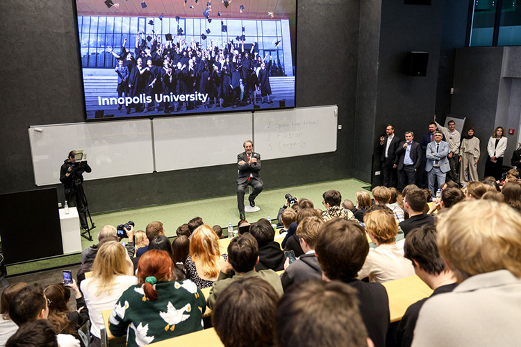 Эррон Маск рассказал, что поддерживает раннее приобщение к компьютерным наукам. «Я купил своему сыну Илону его первый настоящий компьютер, когда ему было 11 лет