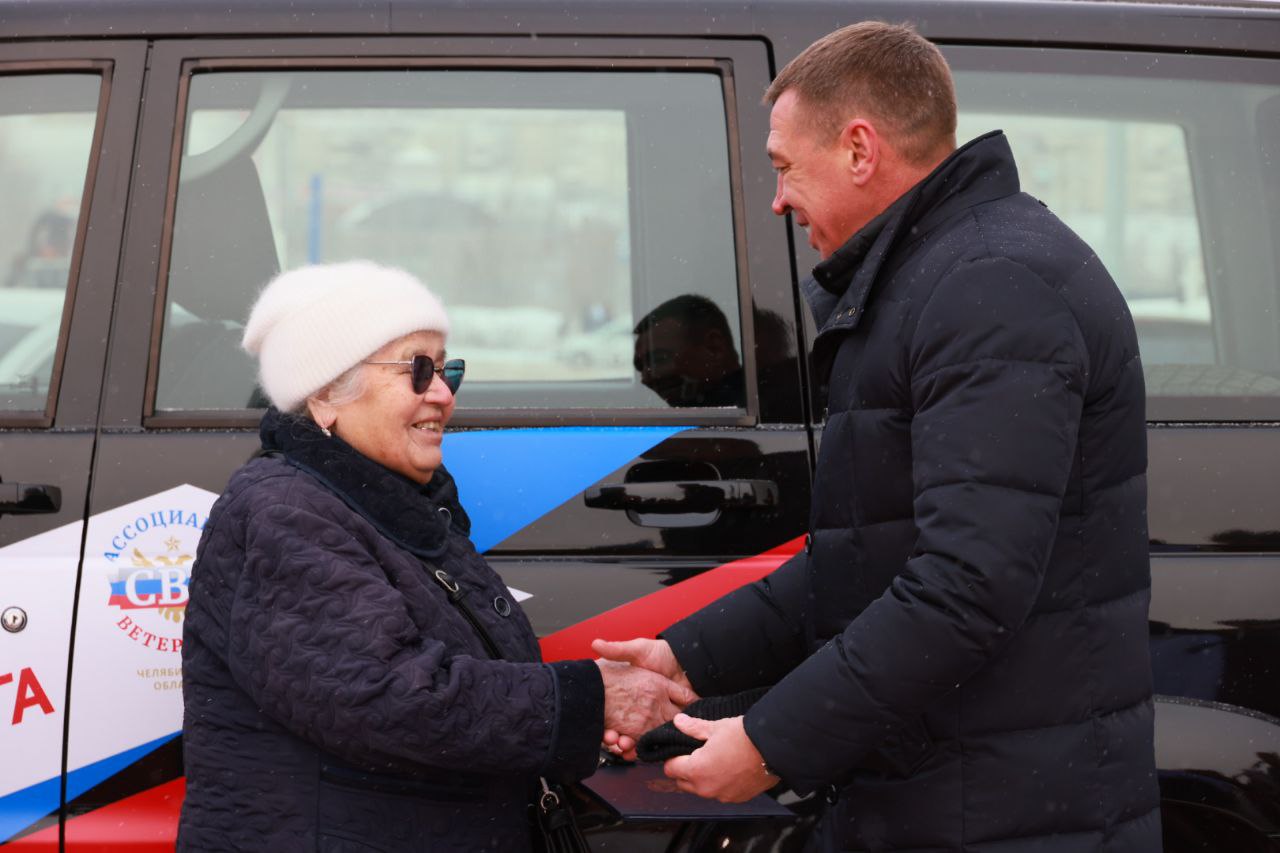«Большому сердцу – большая машина»: в Челябинске 86-летнему волонтёру СВО подарили «Патриот»