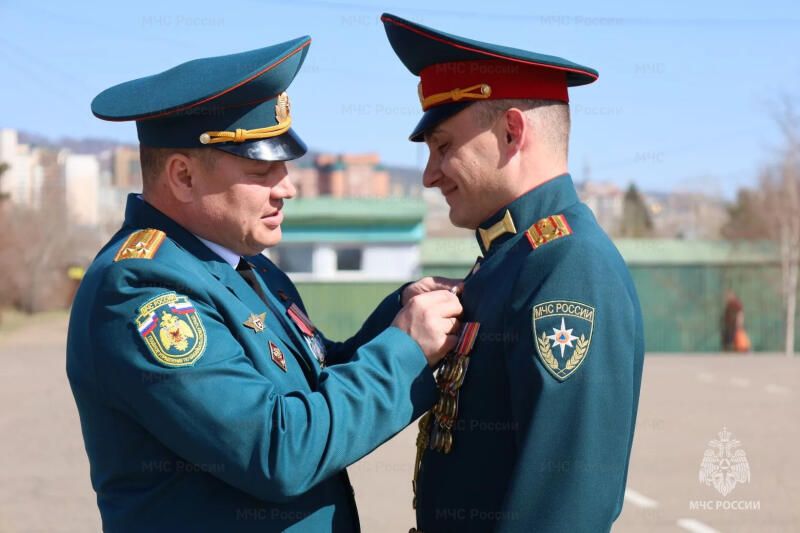 Сотрудники МЧС Забайкалья возложили цветы к Вечному огню