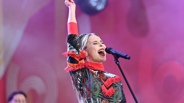 Сверкающий галстук Алсу и кокошник Семенович: В чём встречали Новый год в Кремле артисты. И кто пришёл в чёрном?