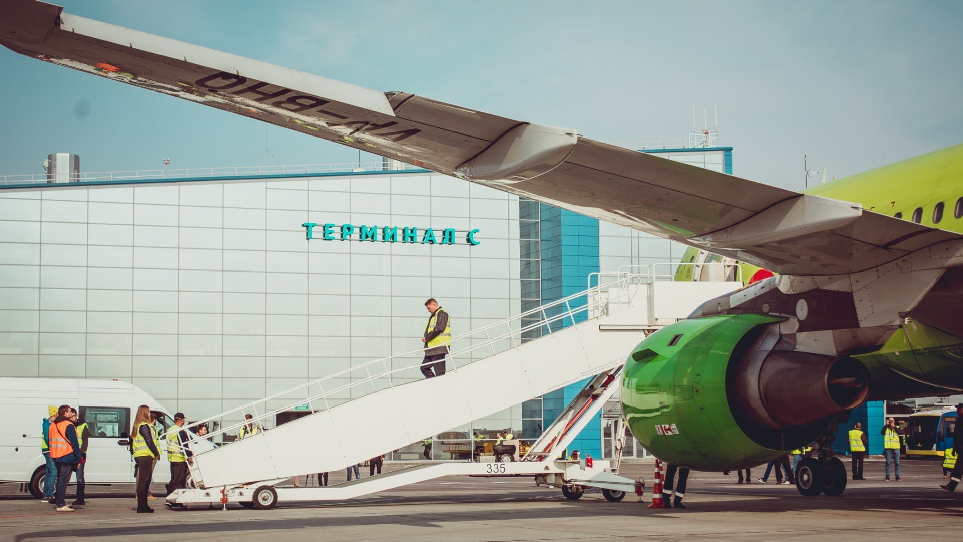 Самолет и аэропорт. Есть самолет из. Пассажирский самолет победа. Пассажирские самолеты будущего. Московский самолет.