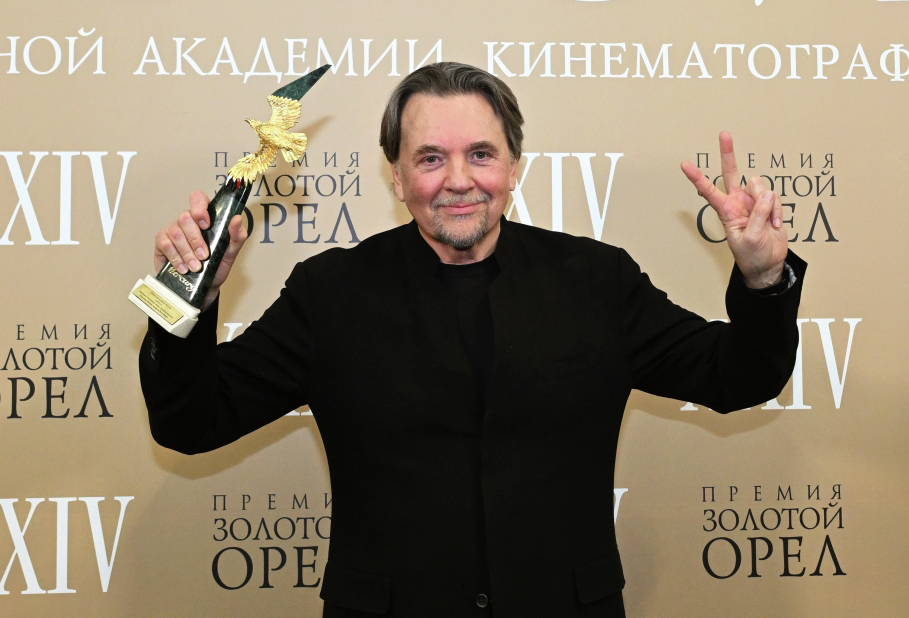 Лауреат XXIV Национальной премии в области кинематографии «Золотой орел» в номинации «Лучший игровой фильм» продюсер фильма «Август» Константин Эрнст во время фотосессии после церемонии награждения