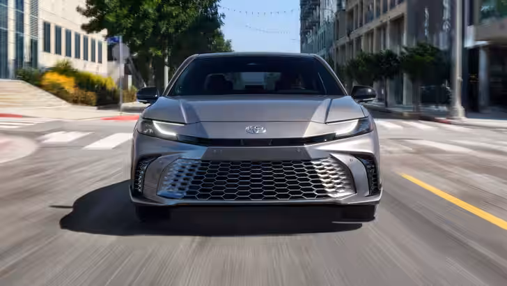 Camry, RAV4 и Highlander против «китайцев»: как взлетели продажи автомобилей Toyota в 2026 году