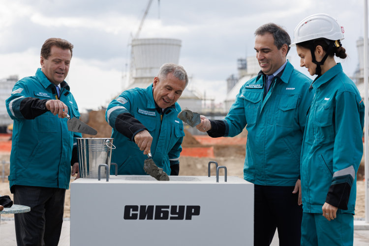 Этим летом на территории «Казаньоргсинтеза» СИБУР начал строить собственную катализаторную фабрику. Первый выпуск продукции ожидается в 2027 году