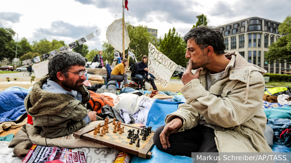 Глава Бундесбанка призвал увеличить приток мигрантов в Германию