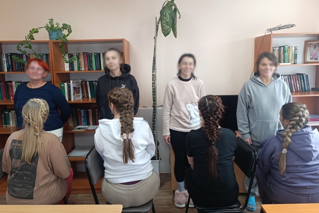 В изолированном участке, функционирующем как исправительный центр при КП-12 УФСИН России по Омской области, состоялся мастер-класс по плетению кос