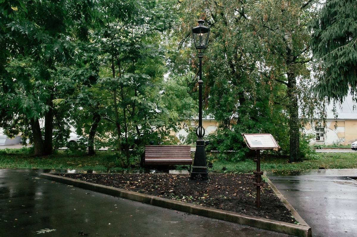 Фонарь установлен в Десятинном сквере Великого Новгорода.