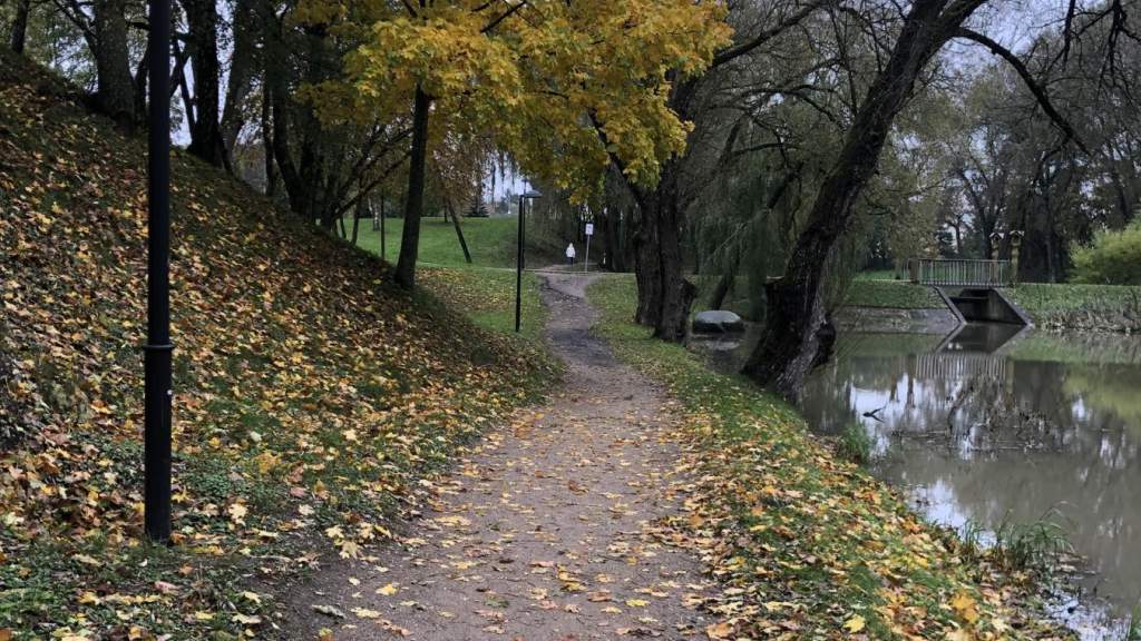 УХОДЯЩАЯ ОСЕНЬ В ПАРКЕ КРЕТИНГИ