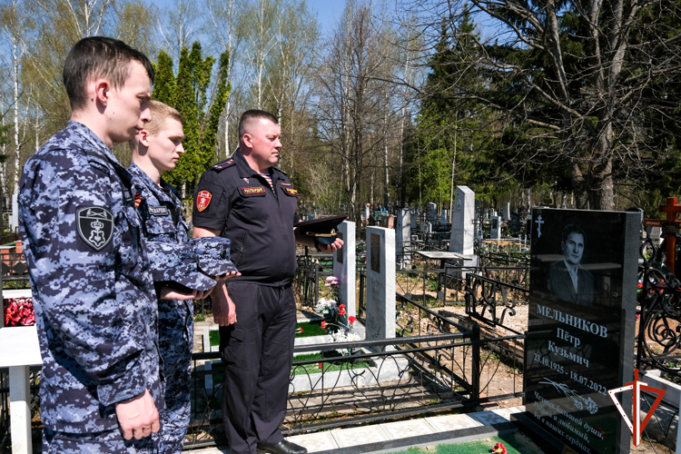 Росгвардейцы в Йошкар-Оле навестили могилу ветерана Великой Отечественной войны