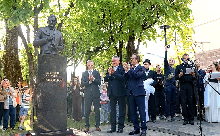 В рамках культурной части российско-белорусской экспедиции установлен бюст А.С. Грибоедова у входа в Смоленский государственный академический драматический театр, носящий имя драматурга