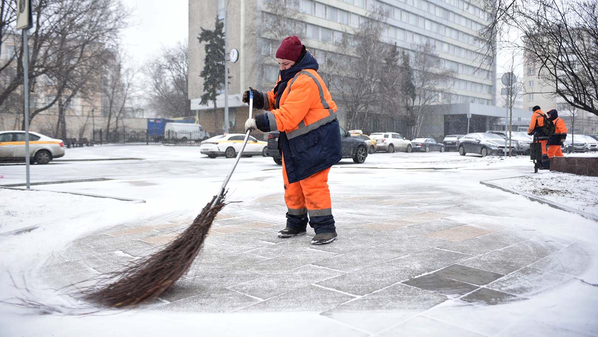 Москва 27 октября. Уборка снега. Уборка снега в Москве. Техника для уборки снега. Снегопад в Москве.