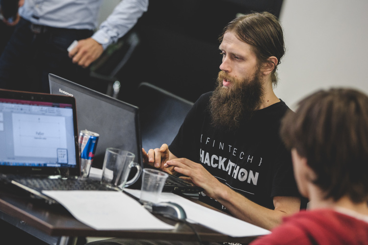 «У нас тенденция — лучше переманить состоявшегося человека. Разработчикам привычно менять работу раз в три года, особенно тем, кто в крупных компаниях»