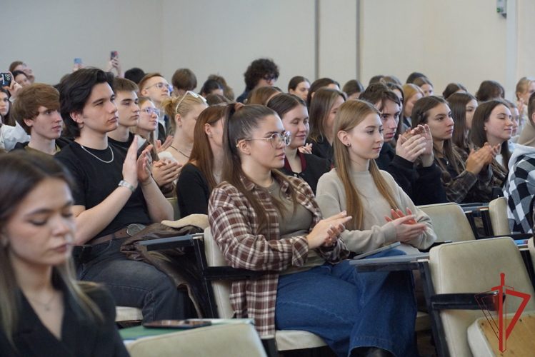 Военный оркестр Росгвардии поздравил студентов Дальневосточного института управления с Днём народного единства 