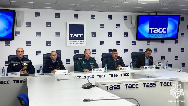 Выход на лед смертельно опасен: спасатели и медики рассказали об опасности провала в холодную воду