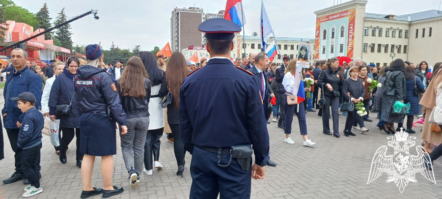 Сотрудники Росгвардии Карачаево - Черкесии приняли участие в обеспечении общественной безопасности в День Победы