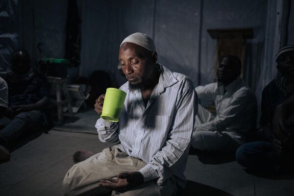 Мужчина открывает ифтар в лагере для беженцев в Гоме, восточная часть Демократической Республики Конго. - Sputnik Азербайджан