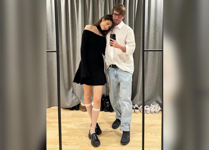 Актер Александр Петров поделился фотографией с женой из театра