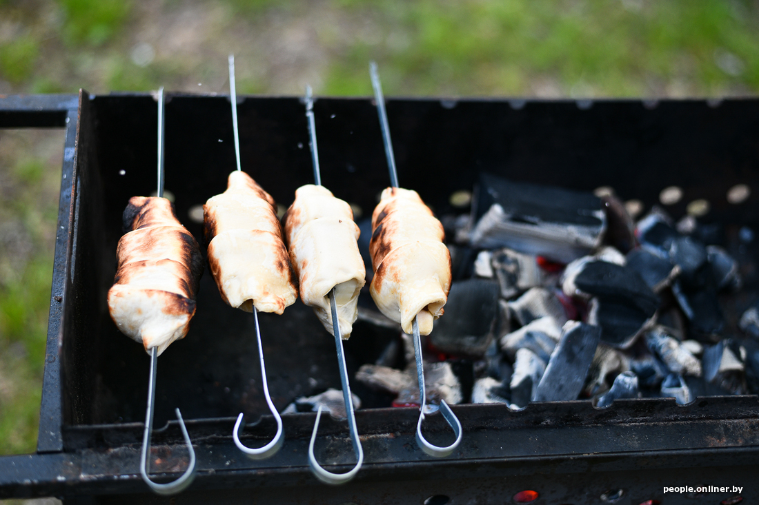 жарка шашлыка на мангале из свинины. барбекю. шашлык на шампуре. как правильно жарить на мангале. как правильно жарить на мангале.