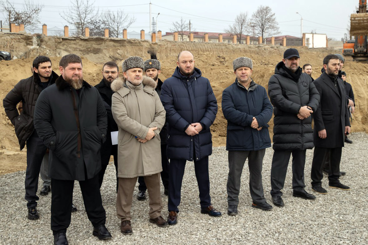 В грозном построят. Глава Грозного. Грозный комплекс квартет. Грозный новый комплекс. Грозный фото с Кадыровым.