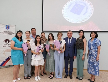 Глава Красноярского района вручил медали выпускникам
