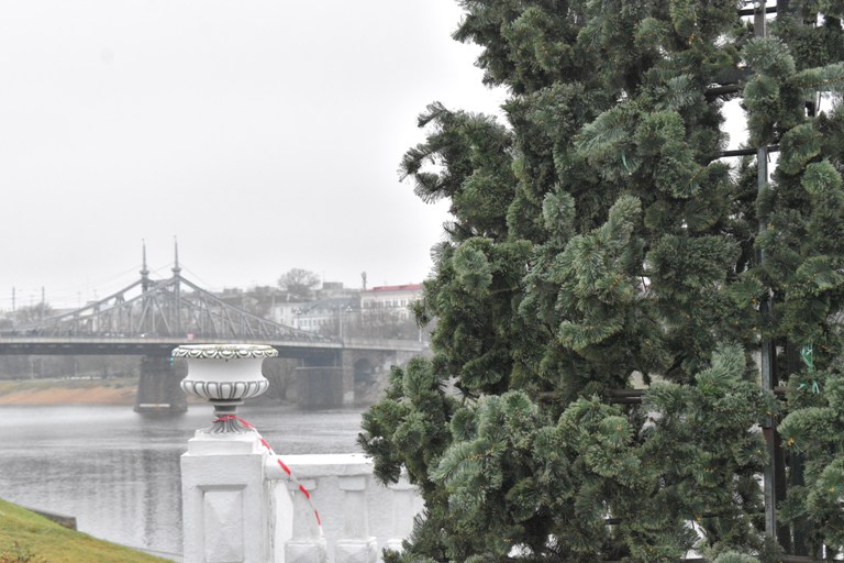 В Твери стартовали работы по новогоднему украшению города