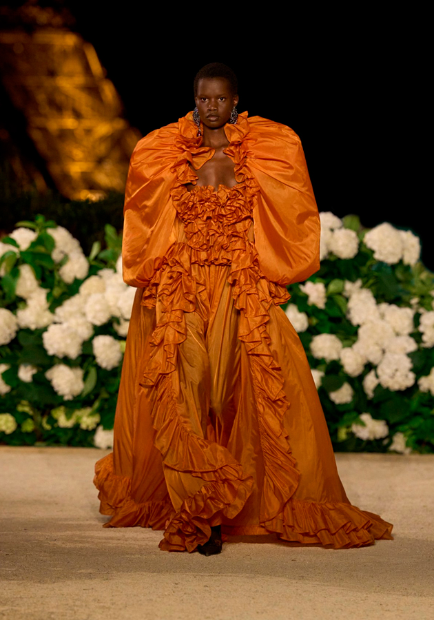 Шоу Saint Laurent, проходившее у подножия Эйфелевой башни на Площади Трокадеро