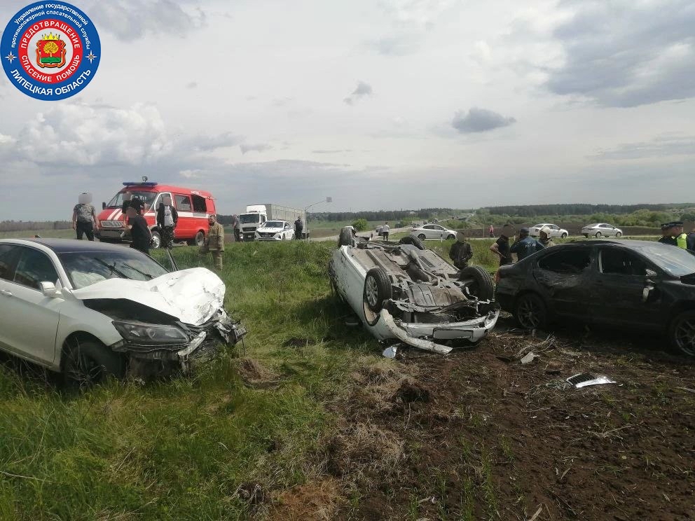 Под Липецком в массовом ДТП пострадали три человека