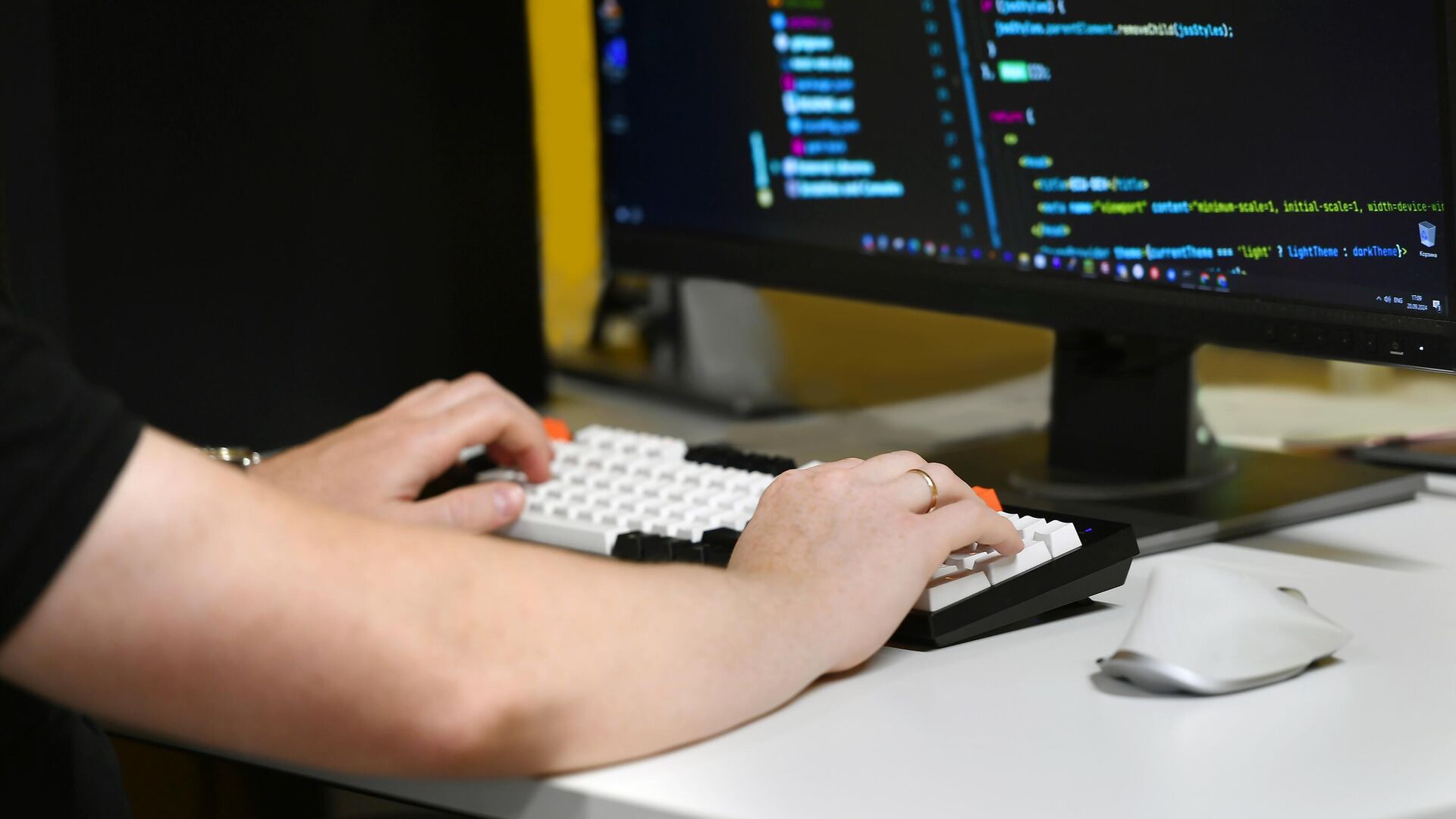 IT cпециалист за работой - Sputnik Узбекистан, 1920, 20.12.2025