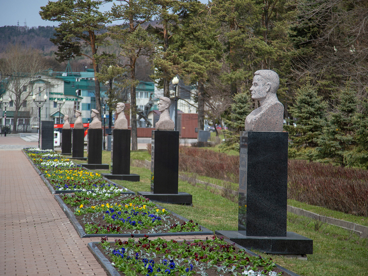 На площади Славы Южно-Сахалинска высадили первые цветы